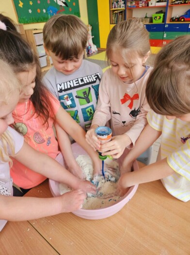 Dzieci bawią się ciastoliną wykonaną własnoręcznie