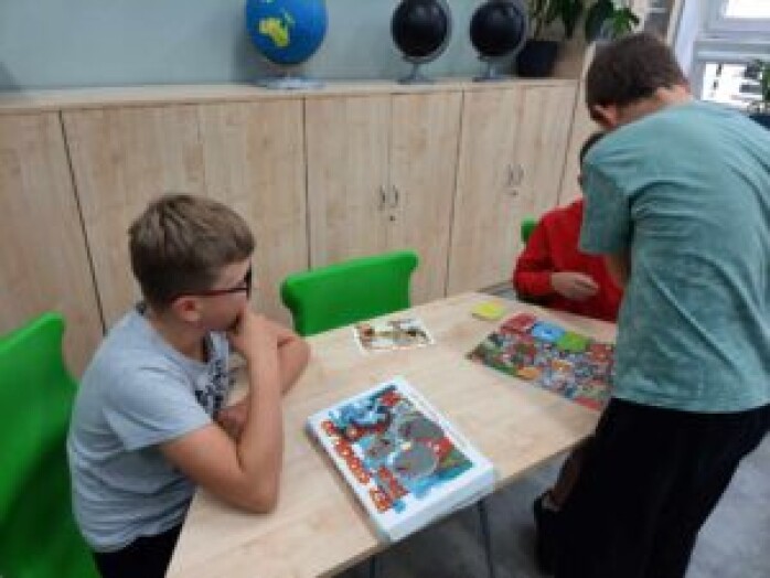 dzieci tworzą ekologiczne gry planszowe