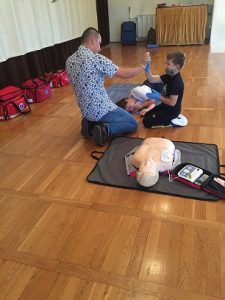 Ratownik medyczny Adam Gorgol instruuje wychowanków - pozycja bezpieczna.