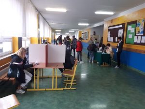 Uczniowie podczas wyborów do Samorządu Uczniowskiego
