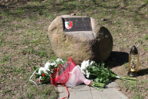 pamiątkowy kamień upamiętniający zbrodnie katyńskie