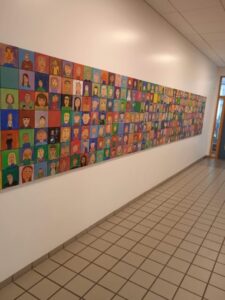 Wesołe grafiki na korytarzu szkoły Vesterbaerjskoli